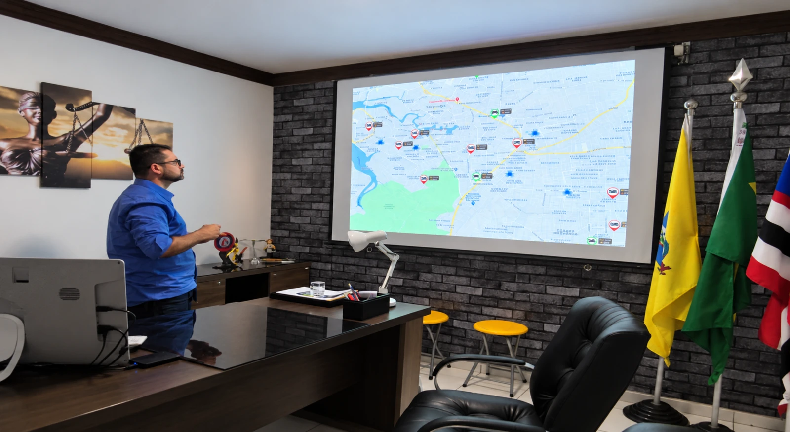 Registro real da central CAR, com operador diante do mapa de monitoramento